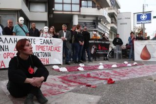 Διαμαρτυρία για την γυναικοκτονία της Κυριακής Γρίβα έξω από το Α.Τ. Αγίων Αναργύρων
